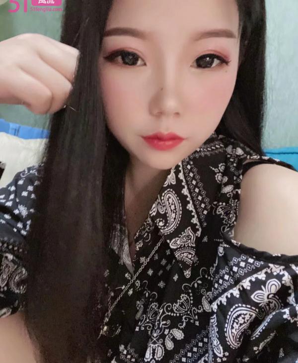 大胸00后嫩妹