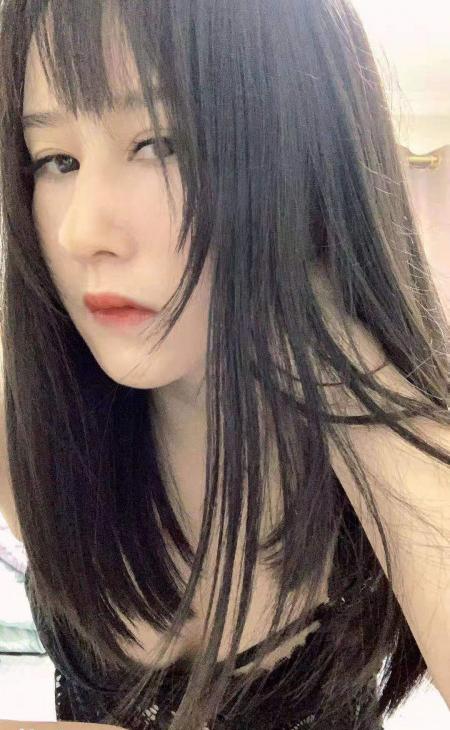 身材颜值都还不错的妹子